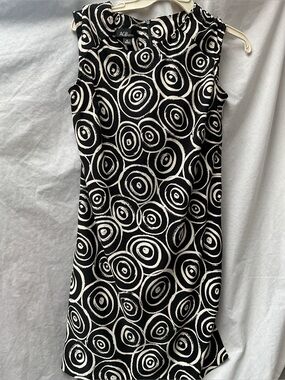 AGB Black & White Concentric Circle Sleeveless Shift Dress